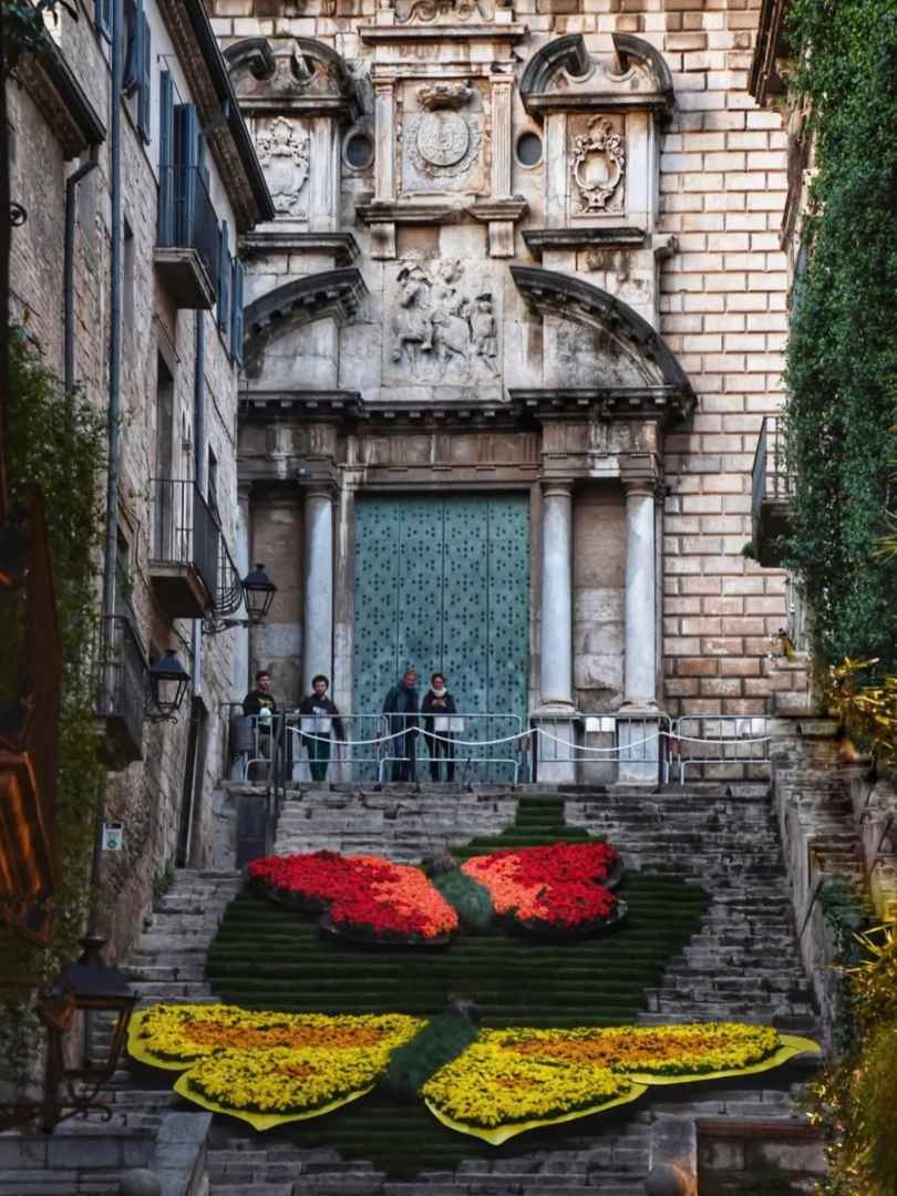 Erleben Sie den atemberaubenden Mai-Blumenfestival in nur einer Stunde von Barcelona entfernt