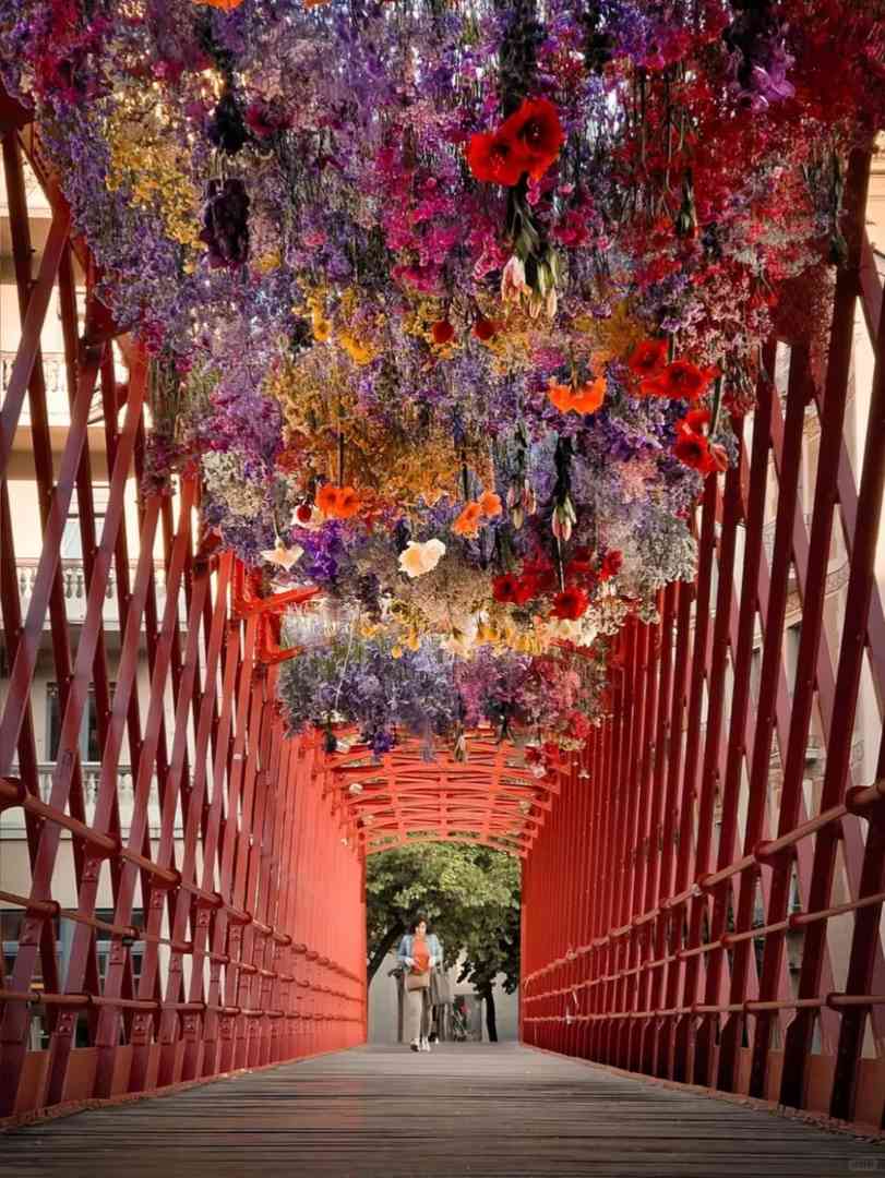 Erleben Sie den atemberaubenden Mai-Blumenfestival in nur einer Stunde von Barcelona entfernt