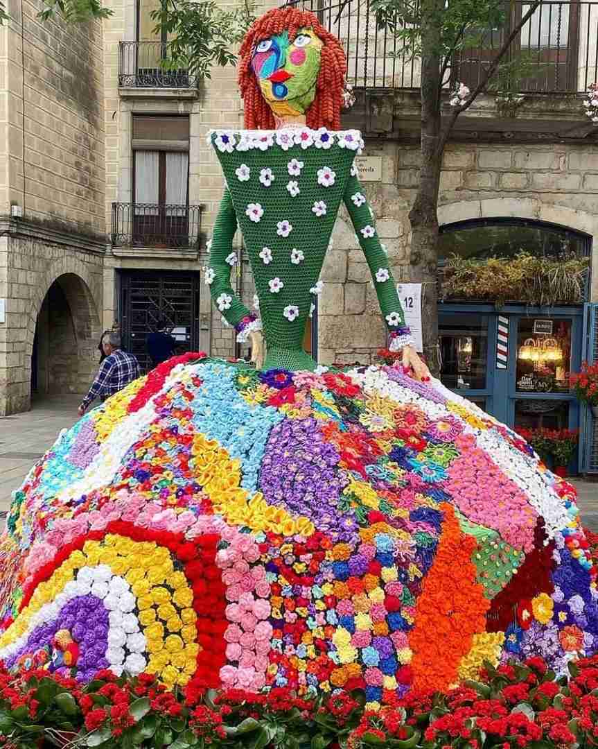 Erleben Sie den atemberaubenden Mai-Blumenfestival in nur einer Stunde von Barcelona entfernt
