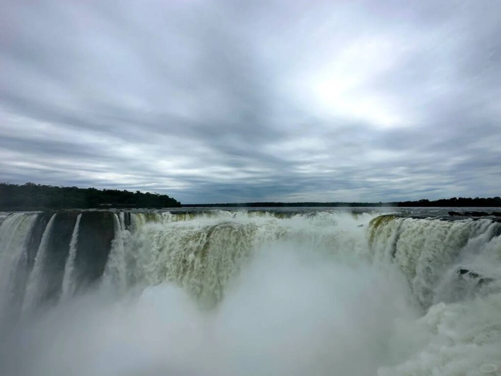 Опыт прохождения натурального холодного душа под водопадами Игуасу в Южной Америке.