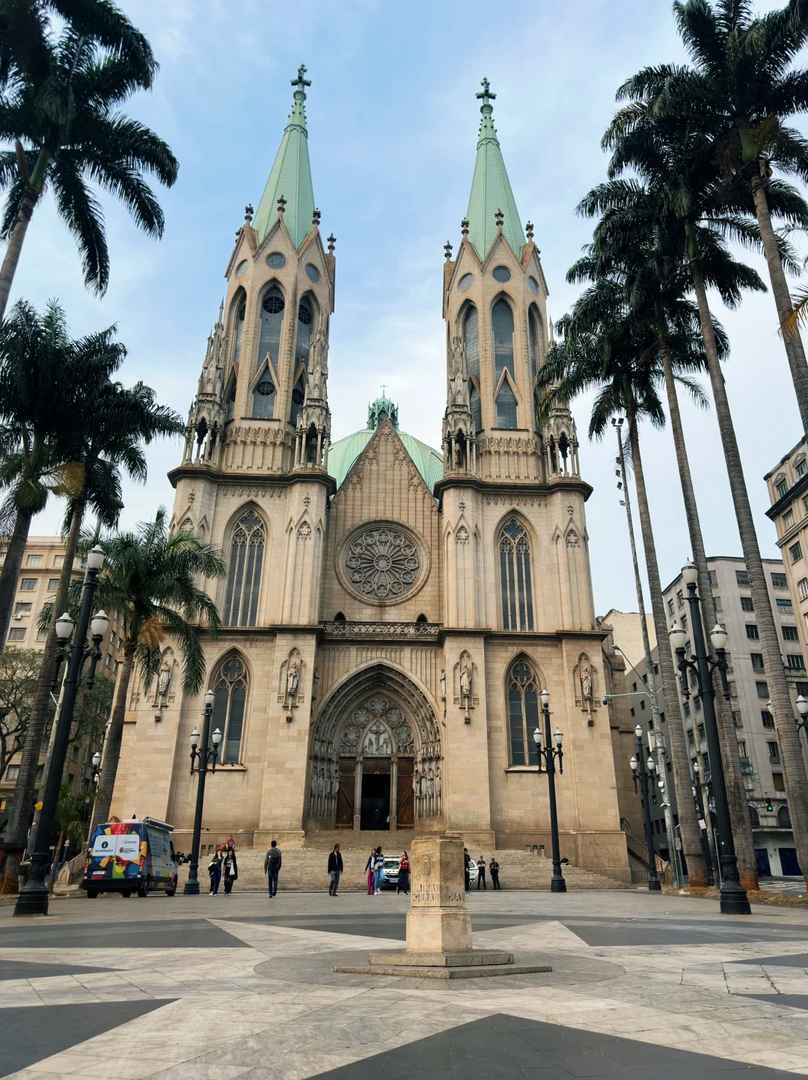 Explore São Paulo's Dangers: Successfully Capture a Police Photo & Seek Fortune