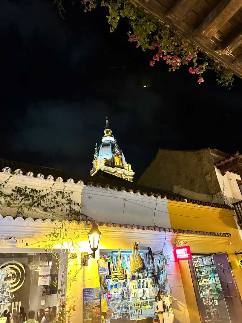 Exploring Cartagena's Beauty: A Visitor's Mixed Feelings and Tips