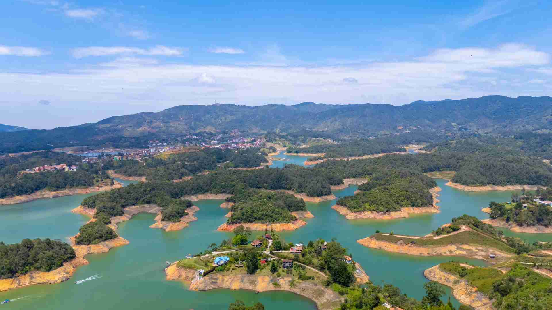 Free and Easy Trip Guide to Medellin and Guatape in Colombia π¨π΄