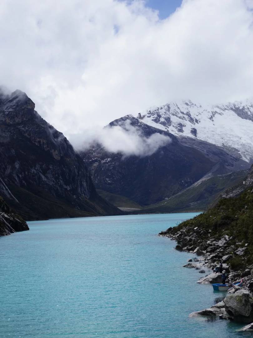 Randonnée seul à 50 ans : Exploration du lac Parón dans les montagnes des Andes au Pérou