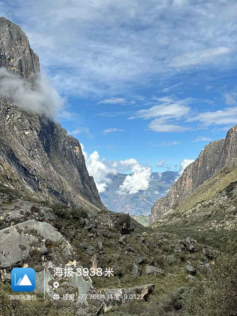 Randonnée seul à 50 ans : Exploration du lac Parón dans les montagnes des Andes au Pérou