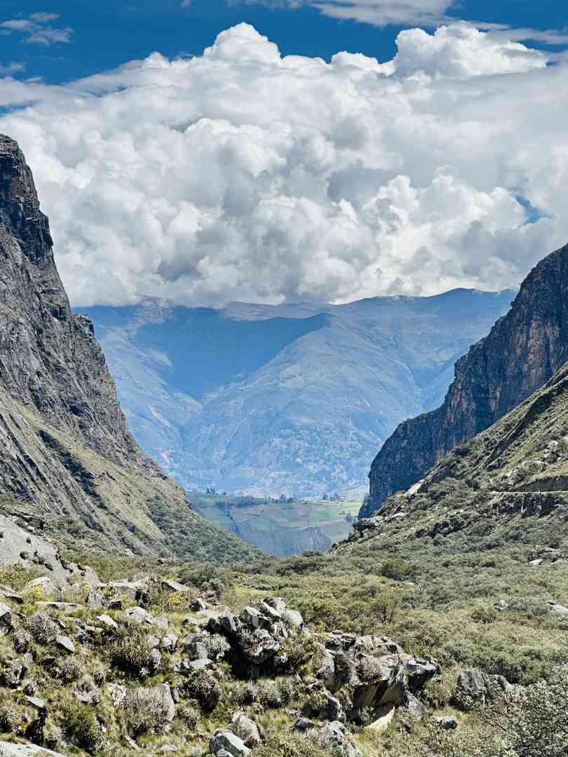 Randonnée seul à 50 ans : Exploration du lac Parón dans les montagnes des Andes au Pérou