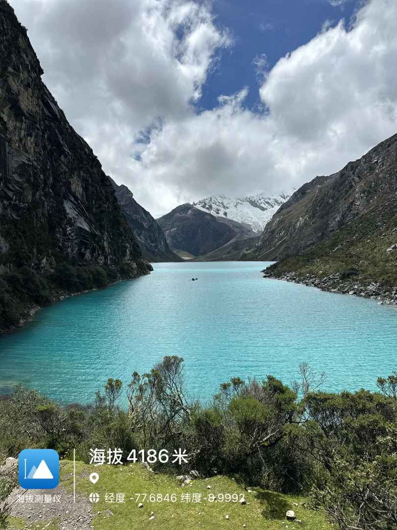 Randonnée seul à 50 ans : Exploration du lac Parón dans les montagnes des Andes au Pérou