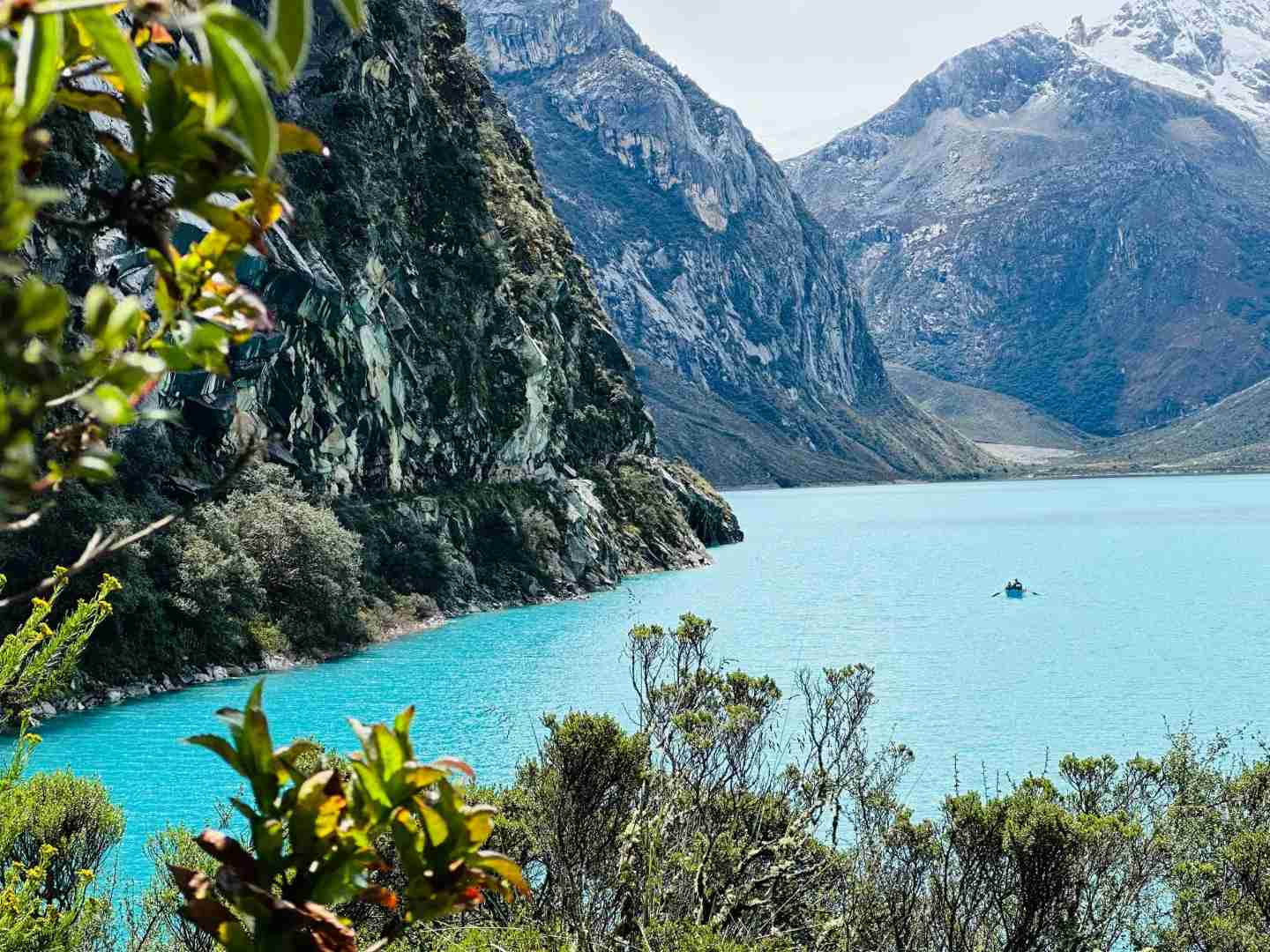 Randonnée seul à 50 ans : Exploration du lac Parón dans les montagnes des Andes au Pérou
