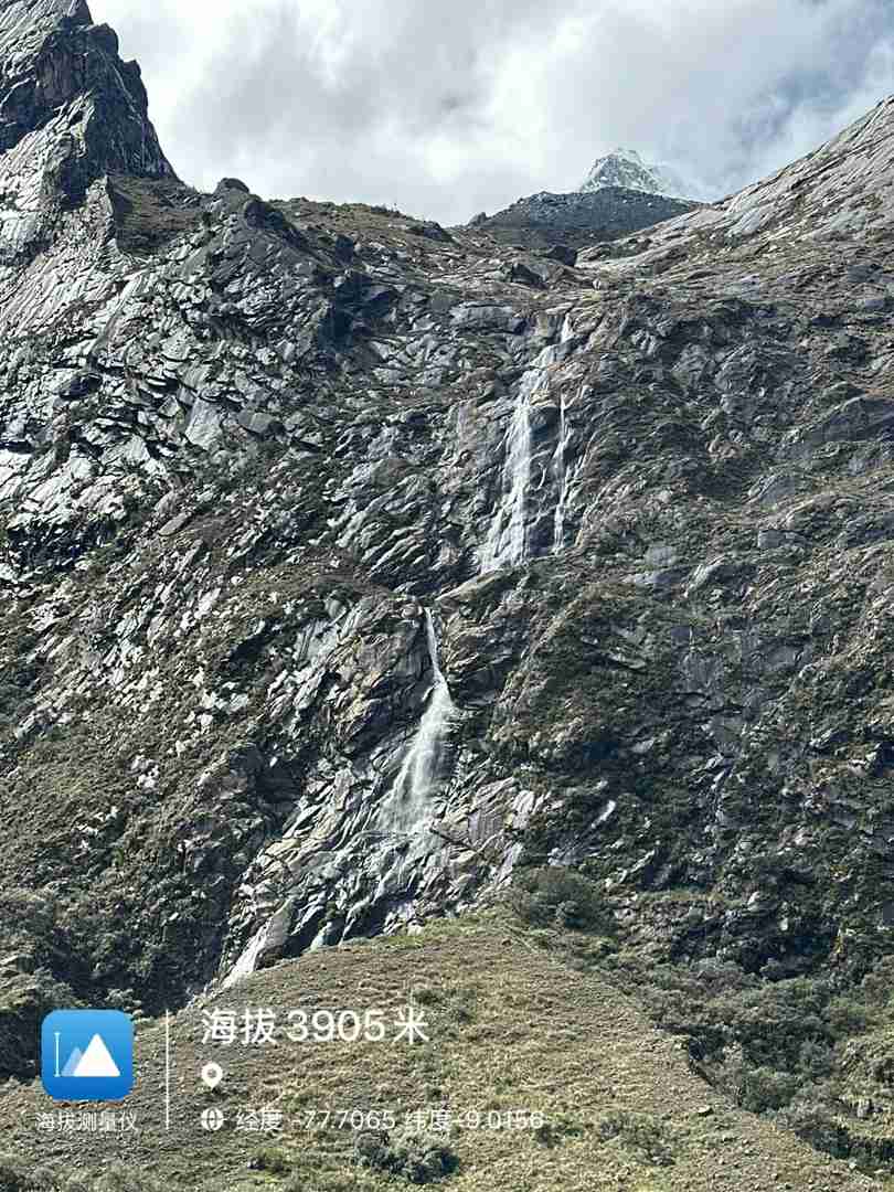 Randonnée seul à 50 ans : Exploration du lac Parón dans les montagnes des Andes au Pérou