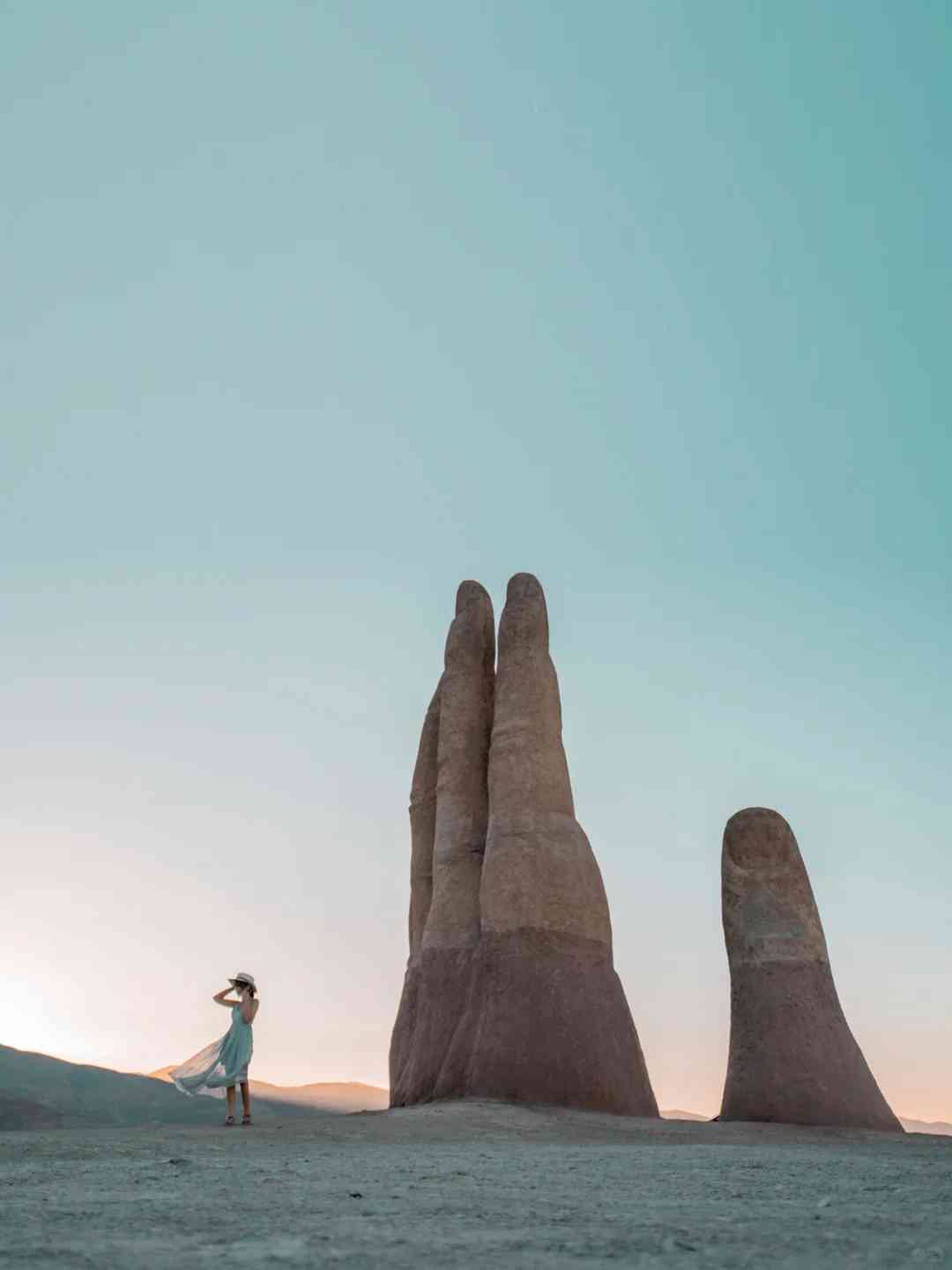 How to Plan a Budget Self-Guided Tour to See the Impressive Hand of the Desert in Chile?
