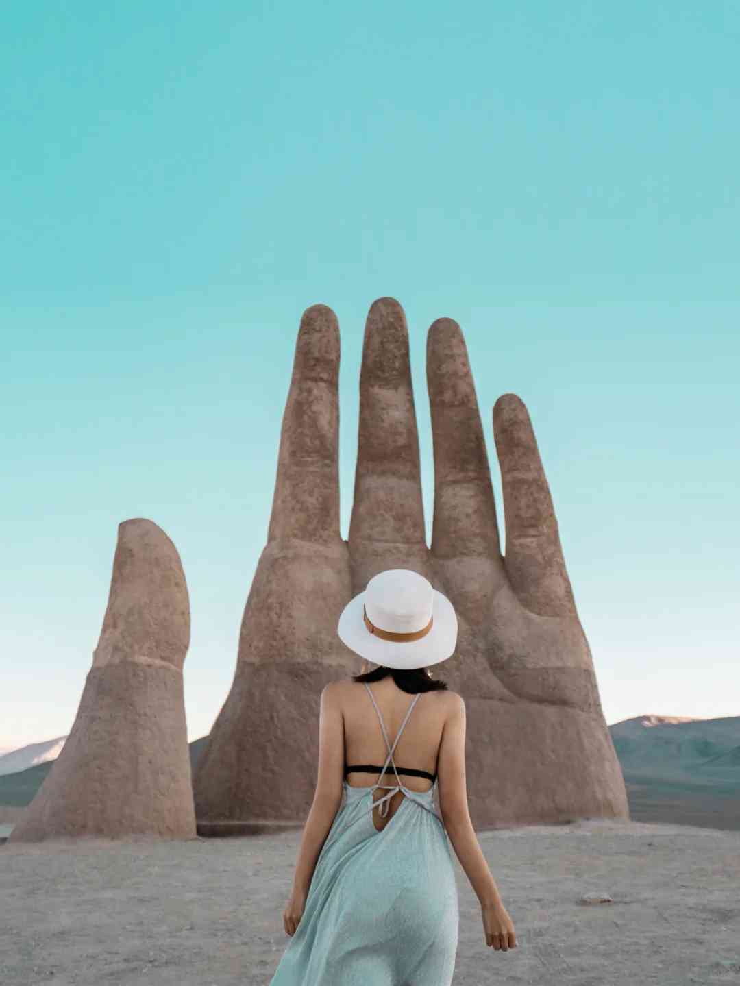 How to Plan a Budget Self-Guided Tour to See the Impressive Hand of the Desert in Chile?