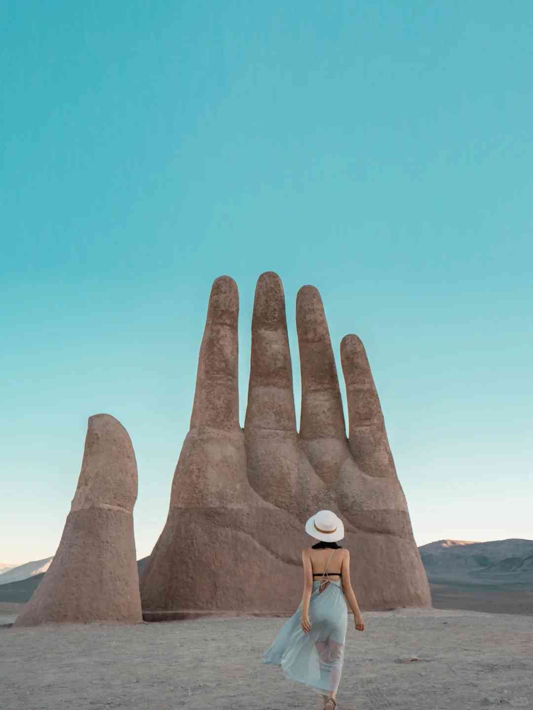 How to Plan a Budget Self-Guided Tour to See the Impressive Hand of the Desert in Chile?
