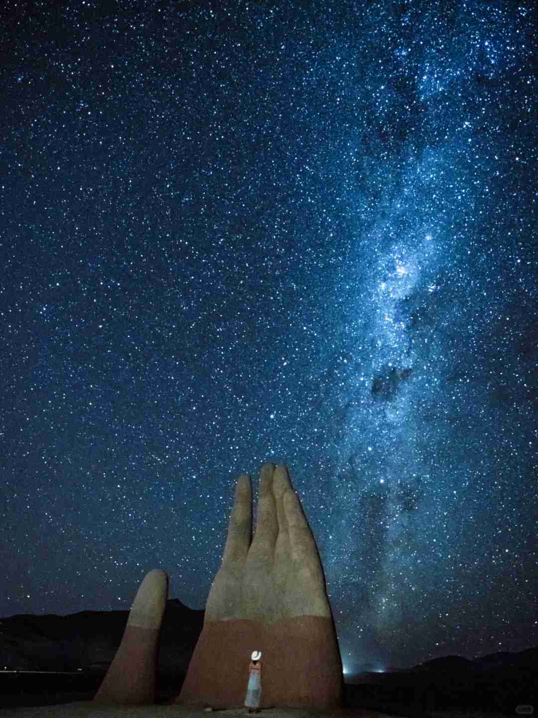 How to Plan a Budget Self-Guided Tour to See the Impressive Hand of the Desert in Chile?