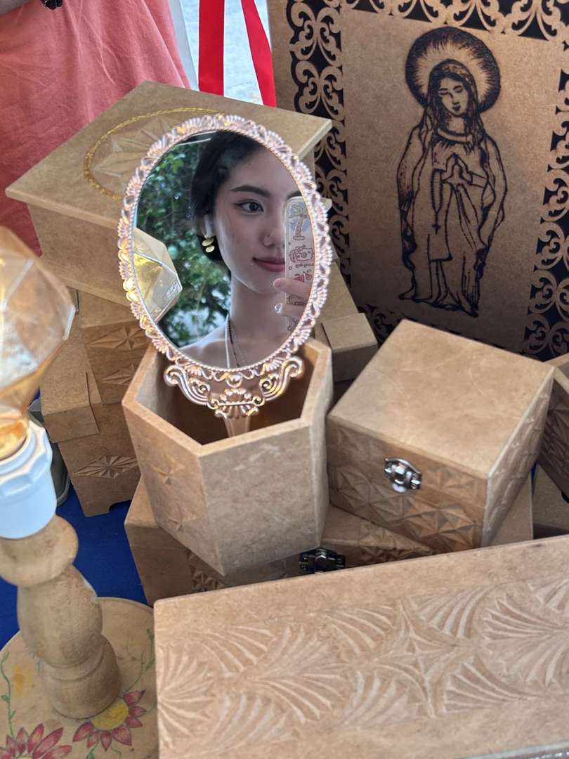 How to Set Up a Successful Stall at the Brazilian Art Market | Photo Guide