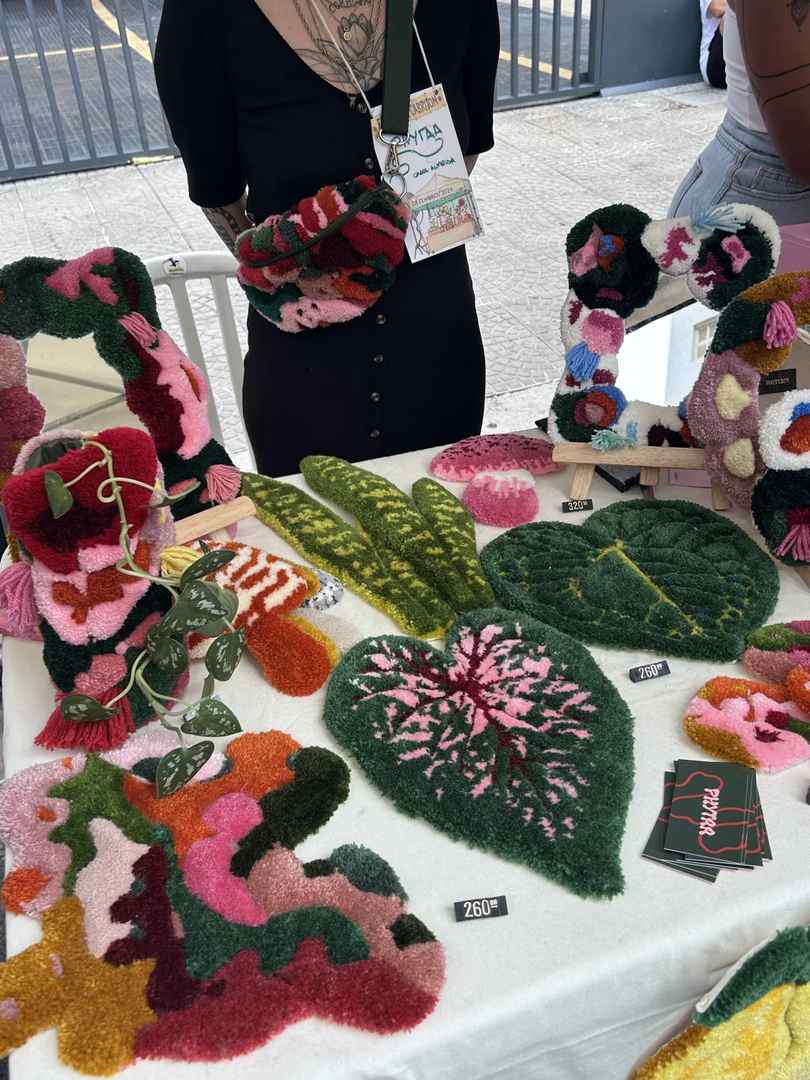 How to Set Up a Successful Stall at the Brazilian Art Market | Photo Guide