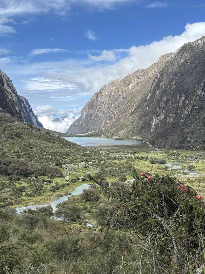 رحلة هواراز: استكشف نبض جبال الأنديز 🏔️
