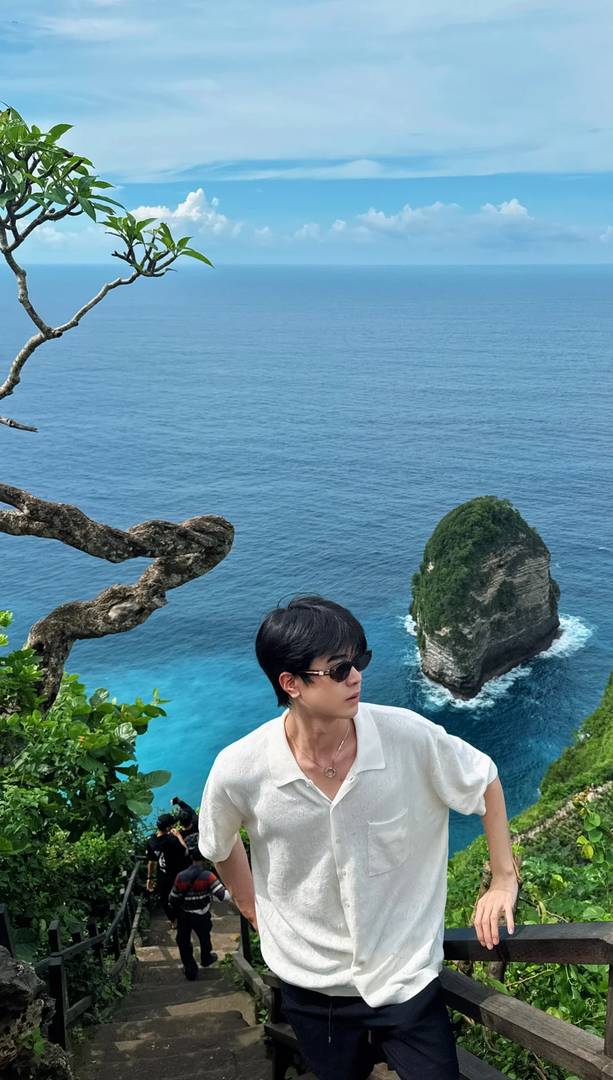 Penida Island Glass Sea: A Stunning Contrast Despite Lightning Warnings 🌊