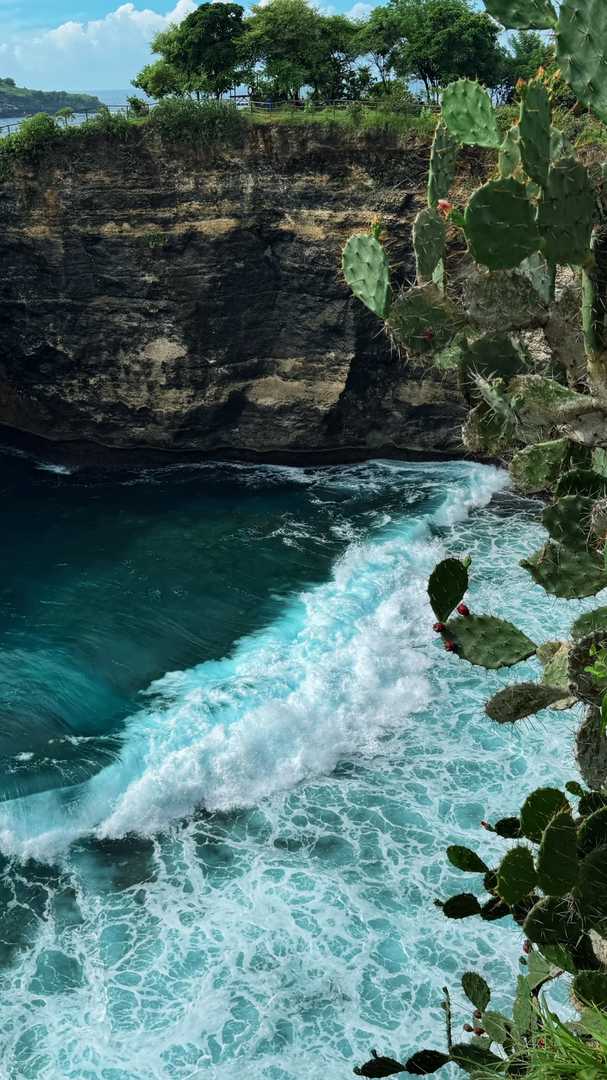 Penida Island Glass Sea: A Stunning Contrast Despite Lightning Warnings 🌊