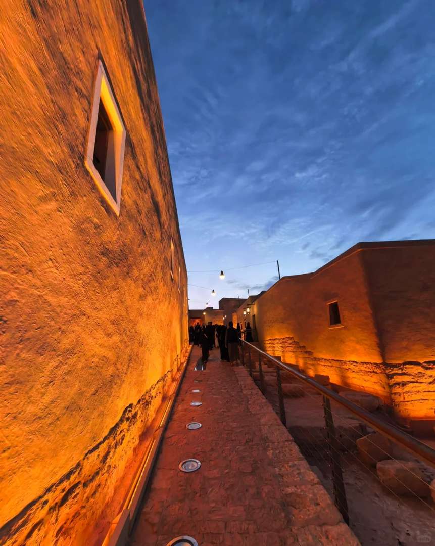 Riyadh Power Walking: 2-Day Travel Guide for Men Exploring the City