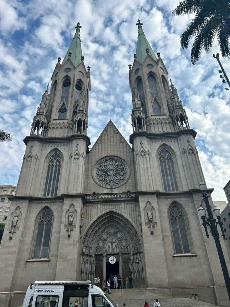 Robbed Across from St. Paul's Cathedral: A Visitor's Shocking Experience