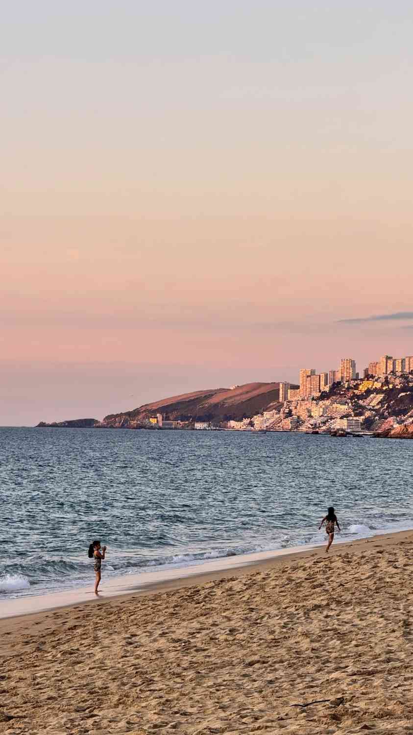 What are the best self-guided tour routes for a budget weekend in Vina del Mar, Chile?