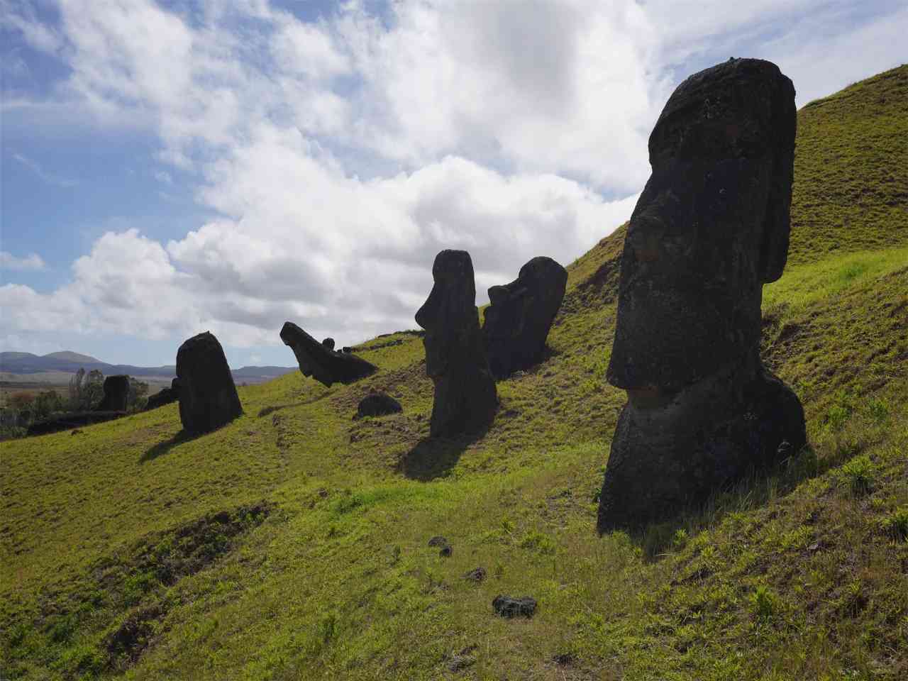 What's the Best Self-Guided Tour Route for Easter Island on a Budget?
