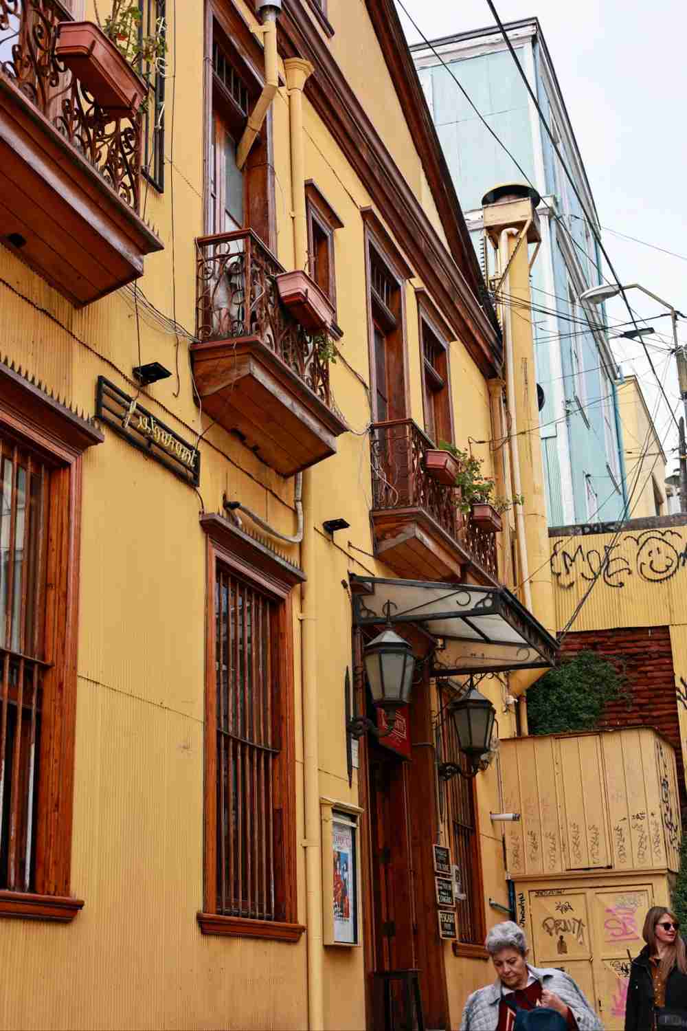 What's the Best Self-Guided Tour Route for Budget Travel in Valparaiso?