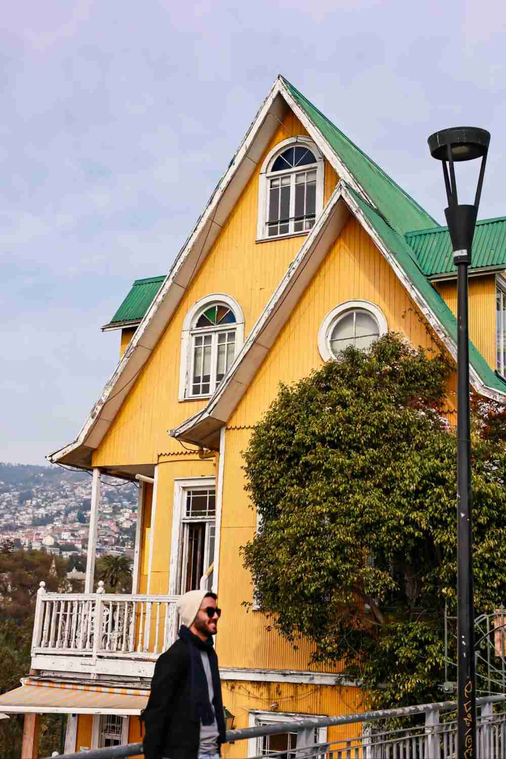 What's the Best Self-Guided Tour Route for Budget Travel in Valparaiso?