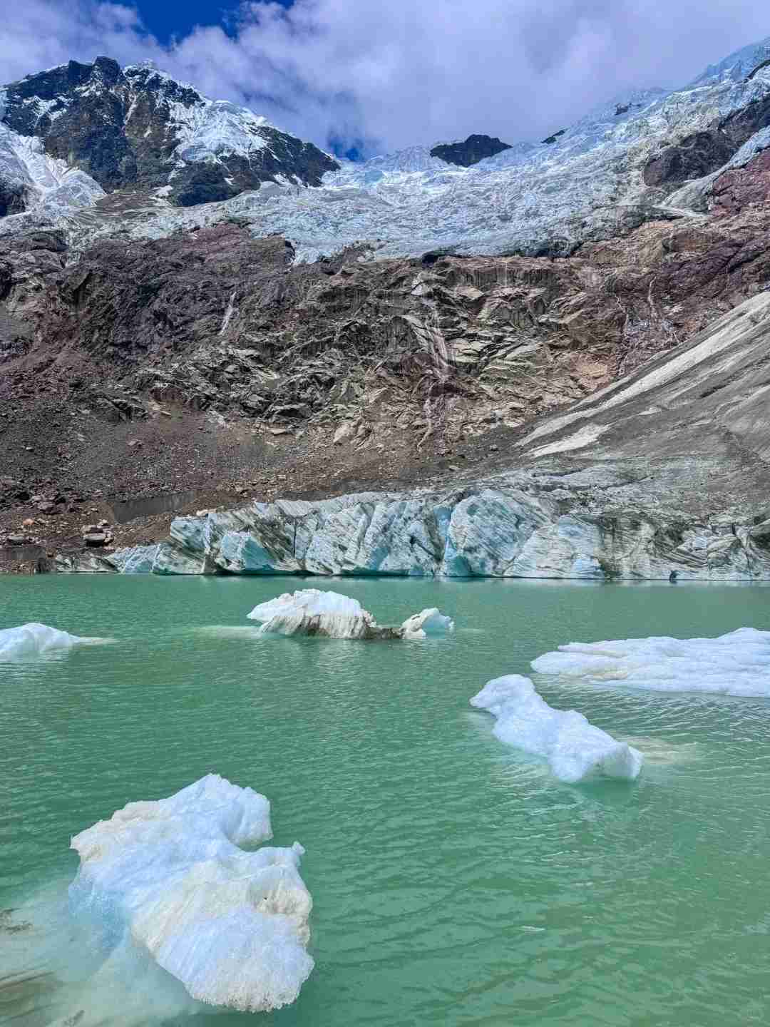 Explorer les sentiers de randonnée de Huaraz : Aventure des Lacs Laguna Rocotuyo et Paron