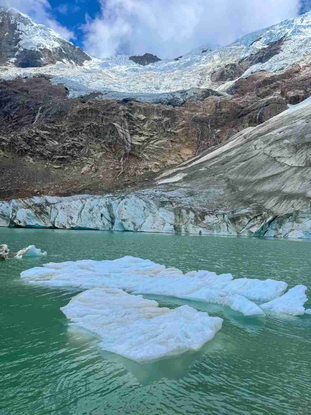 Explorer les sentiers de randonnée de Huaraz : Aventure des Lacs Laguna Rocotuyo et Paron