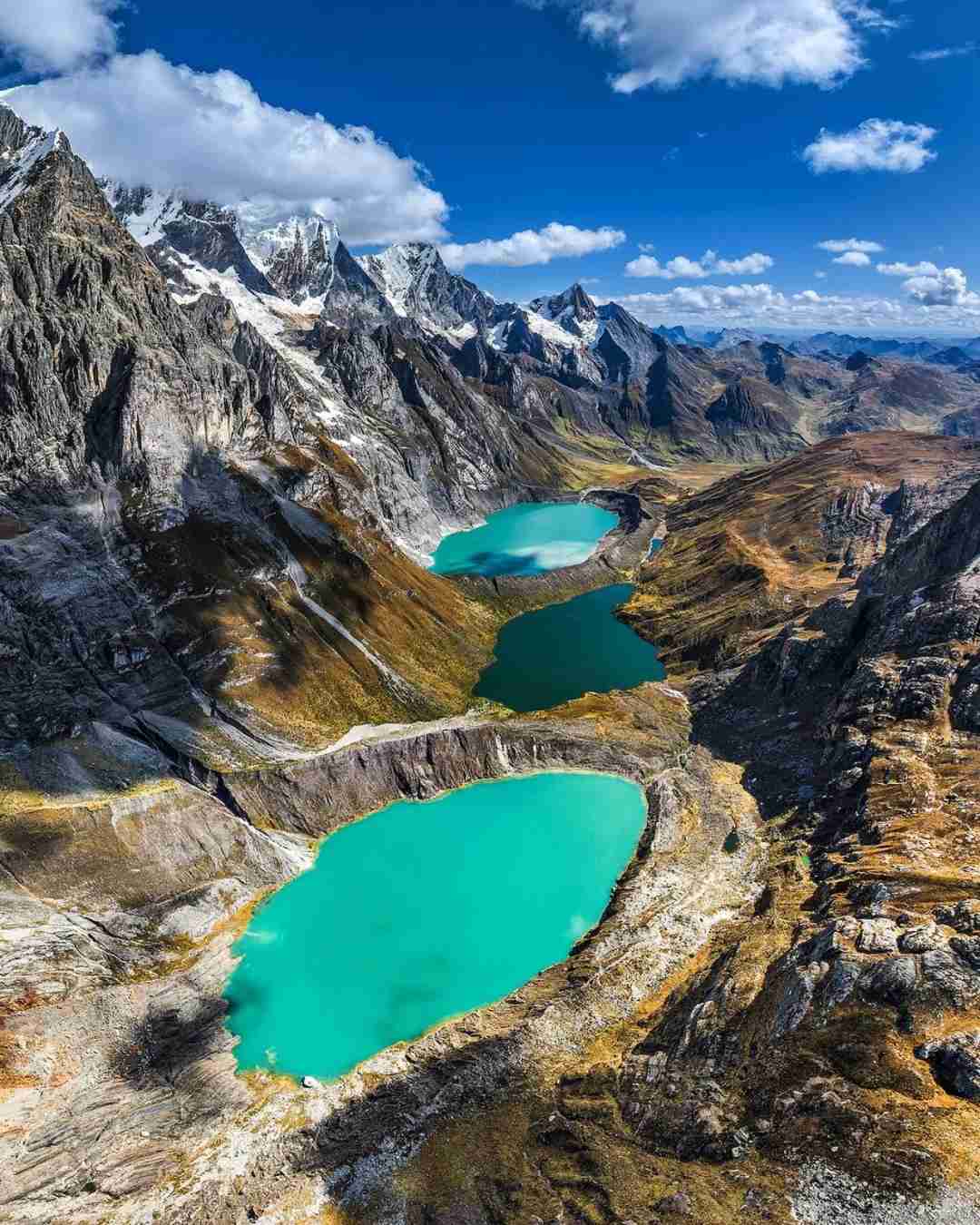Caminhada épica nos Andes: Descobrindo a beleza deslumbrante das montanhas nevadas do Peru