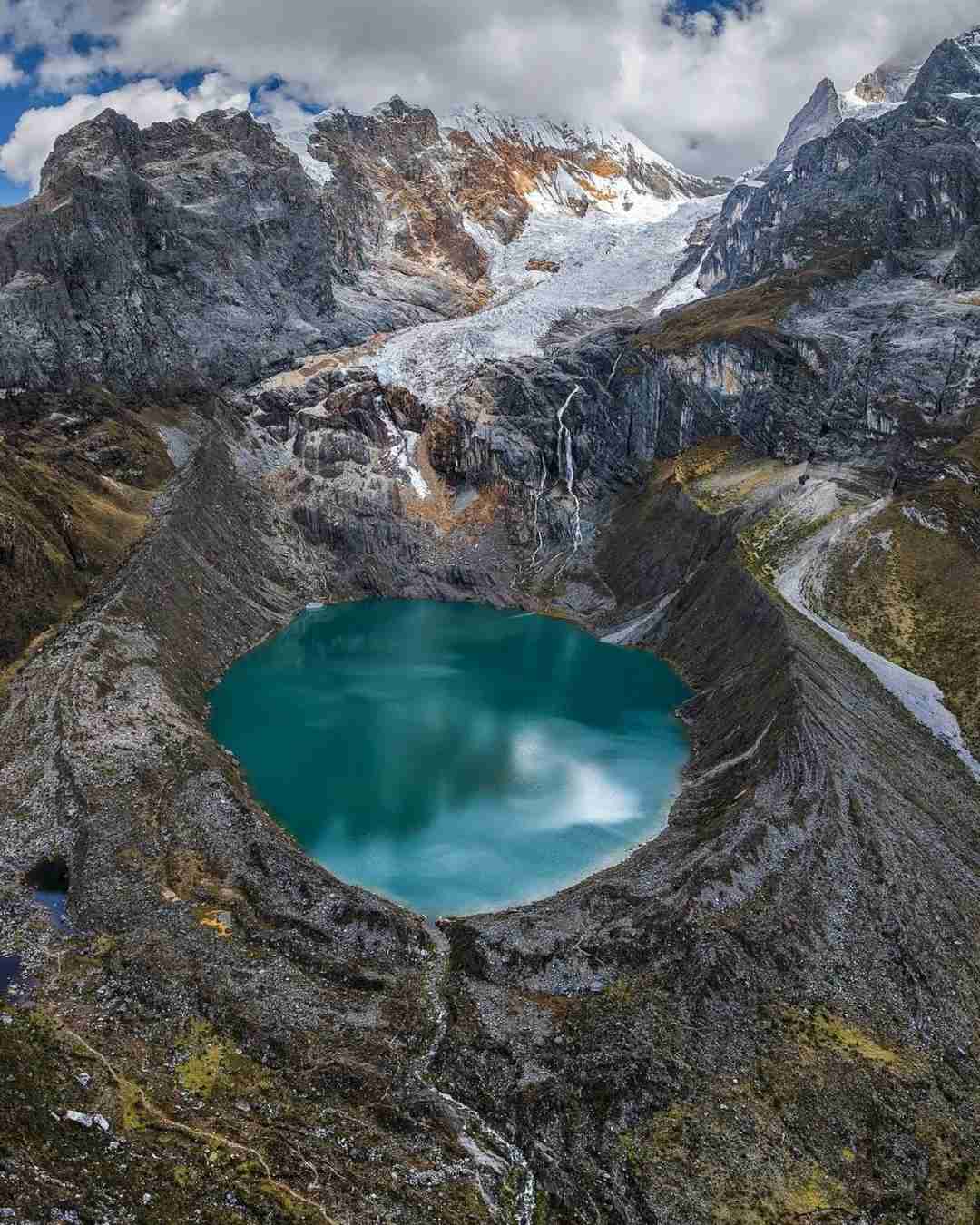 Caminhada épica nos Andes: Descobrindo a beleza deslumbrante das montanhas nevadas do Peru