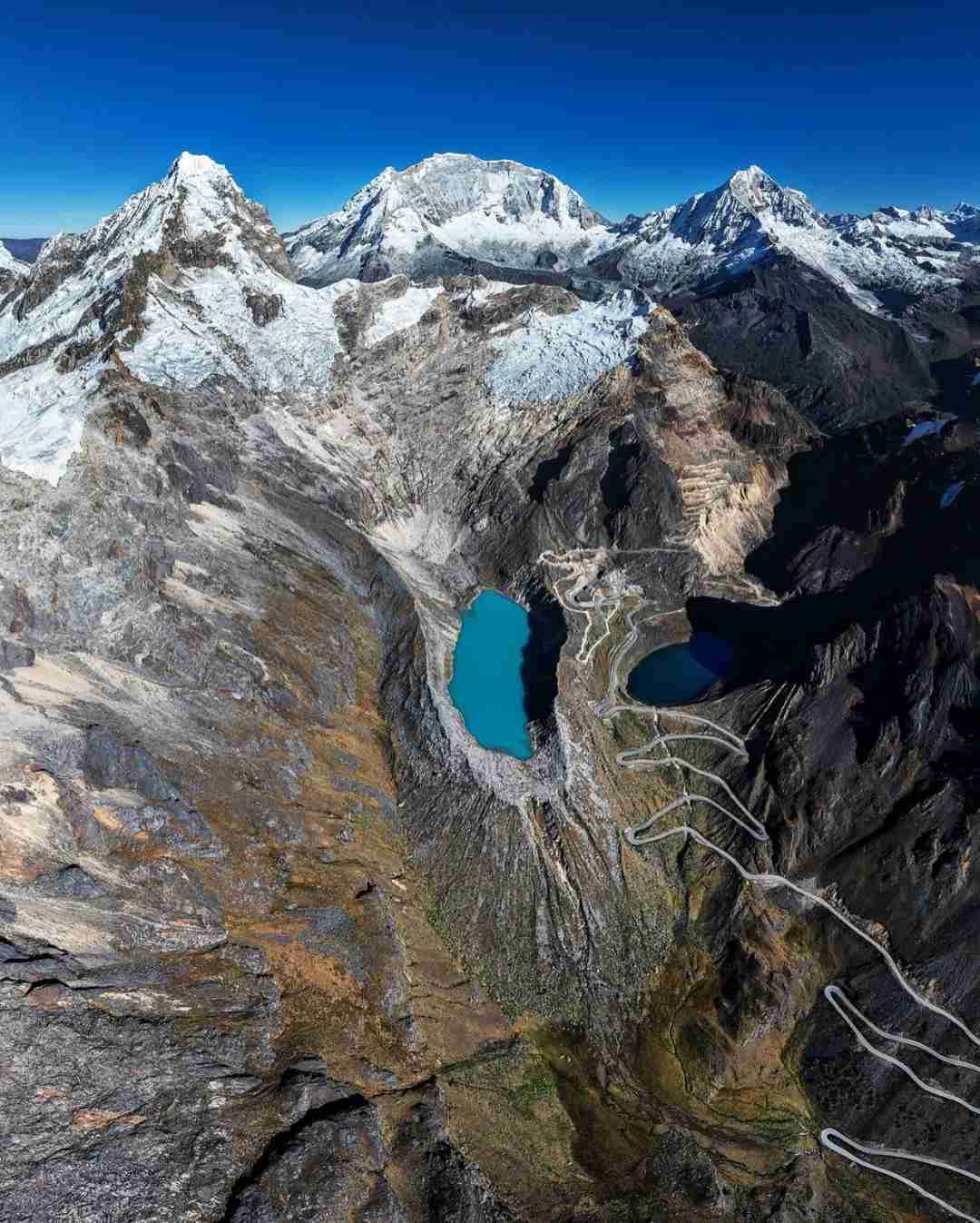 Caminhada épica nos Andes: Descobrindo a beleza deslumbrante das montanhas nevadas do Peru