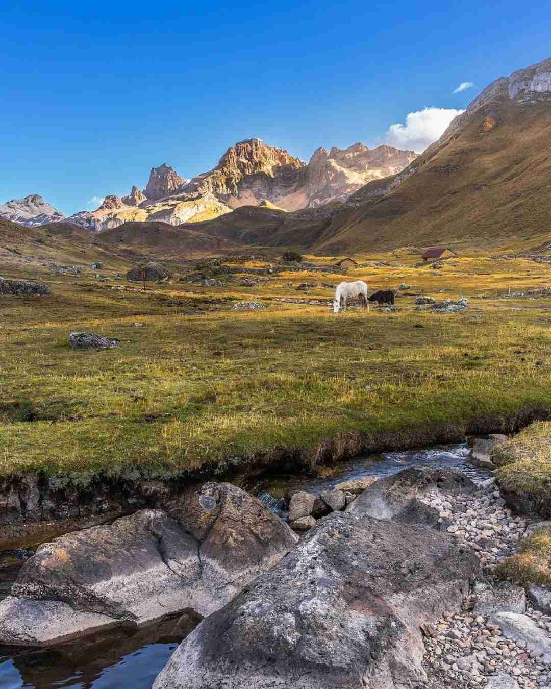 Caminhada épica nos Andes: Descobrindo a beleza deslumbrante das montanhas nevadas do Peru