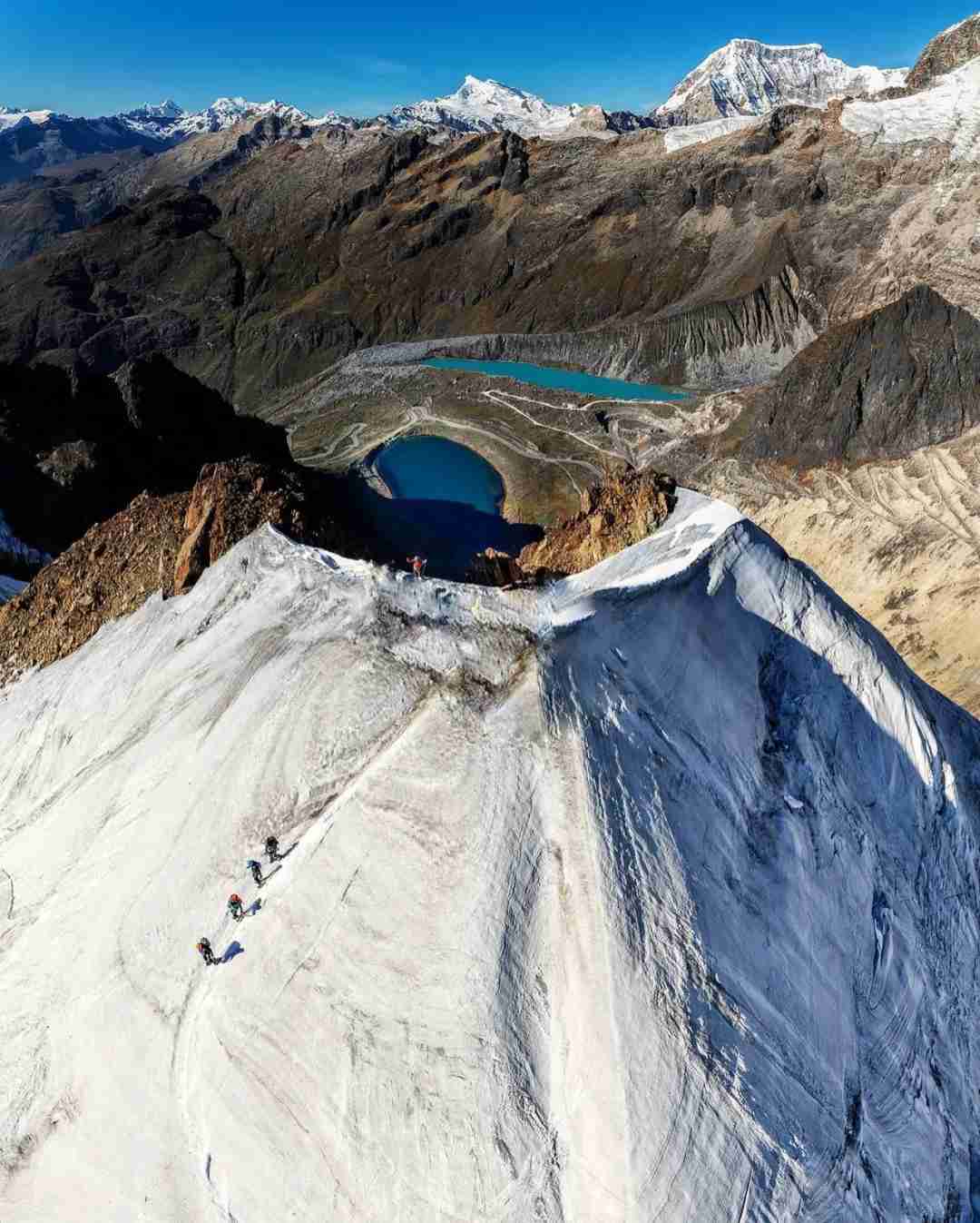 Caminhada épica nos Andes: Descobrindo a beleza deslumbrante das montanhas nevadas do Peru