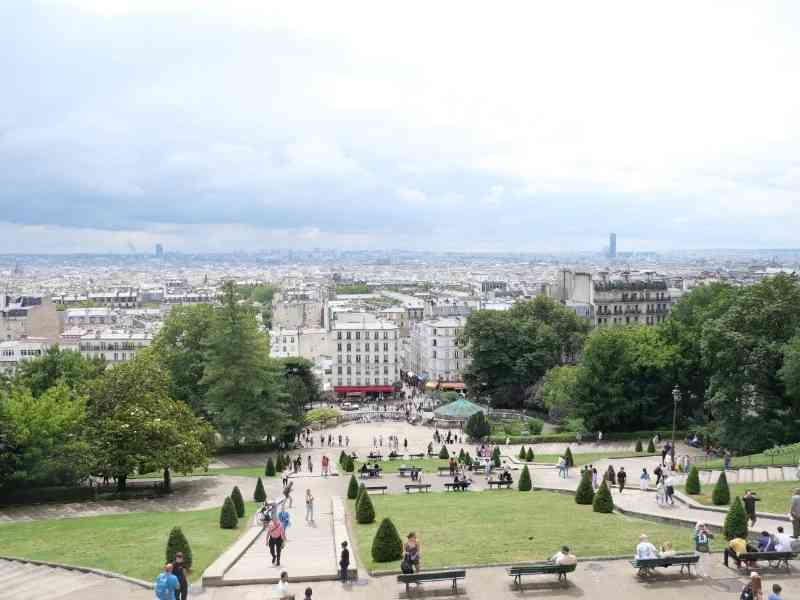 Évitez ces erreurs sur la butte Montmartre : pièges d'une promenade de 20 000 pas et conseils pratiques pour les éviter