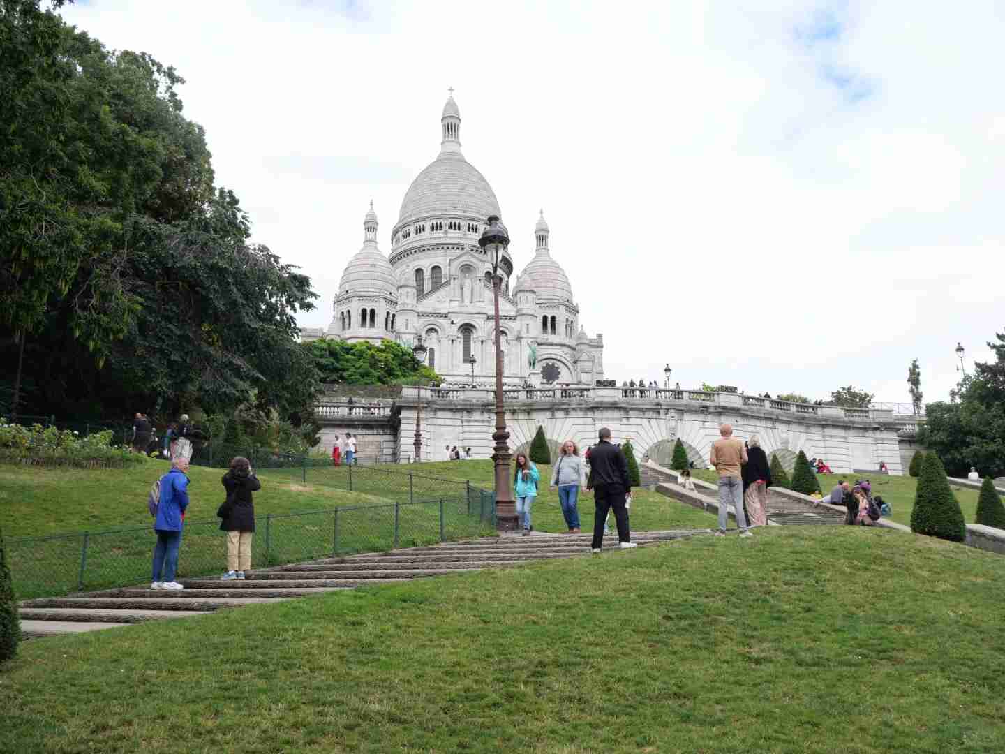 Évitez ces erreurs sur la butte Montmartre : pièges d'une promenade de 20 000 pas et conseils pratiques pour les éviter