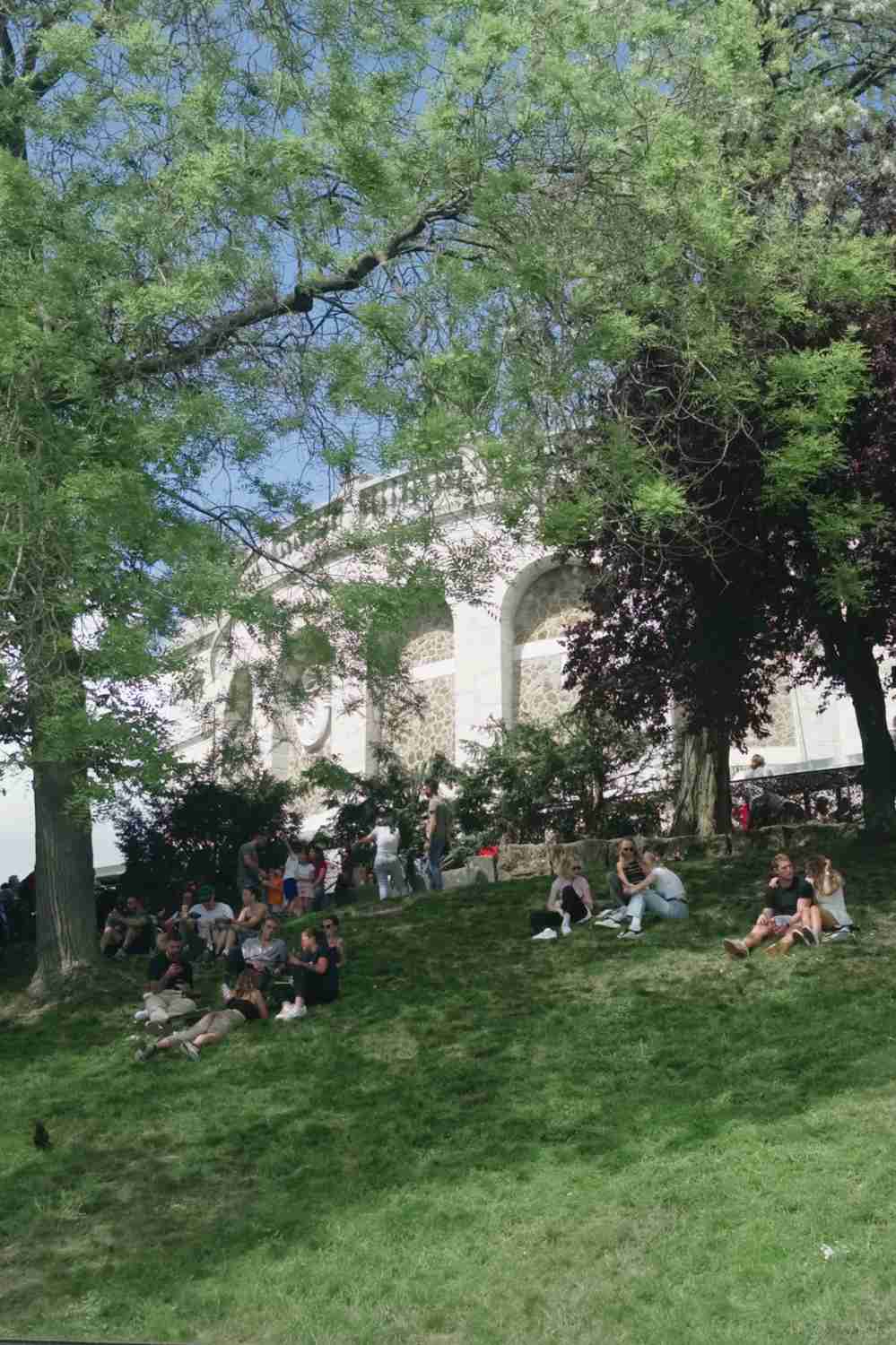 Guide de voyage à Paris pas cher : Conseils pour un voyage abordable d'un jeune de 26 ans et incontournables à visiter