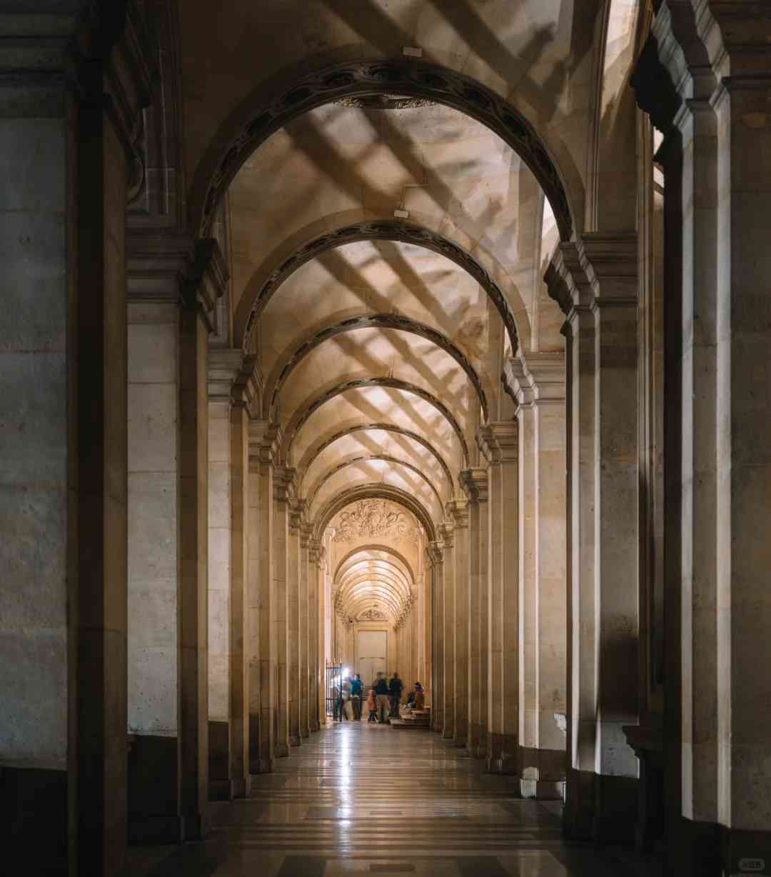 Prenez des photos nocturnes impressionnantes du Louvre : guide expert pour votre voyage à Paris