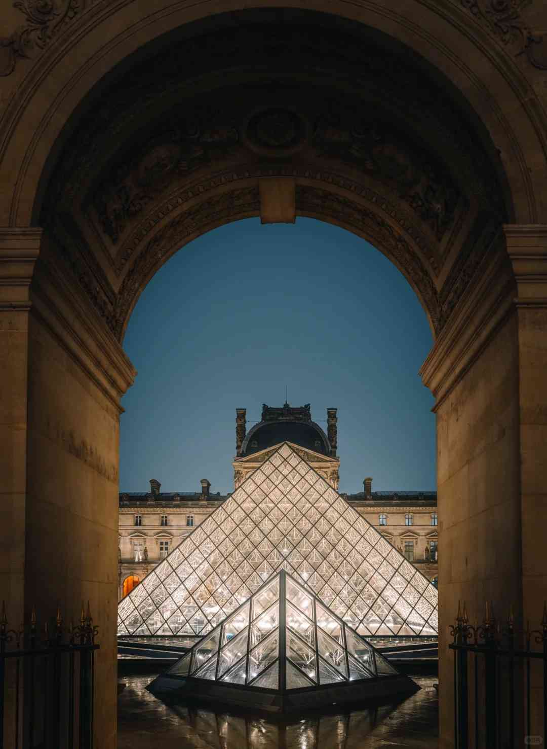Prenez des photos nocturnes impressionnantes du Louvre : guide expert pour votre voyage à Paris