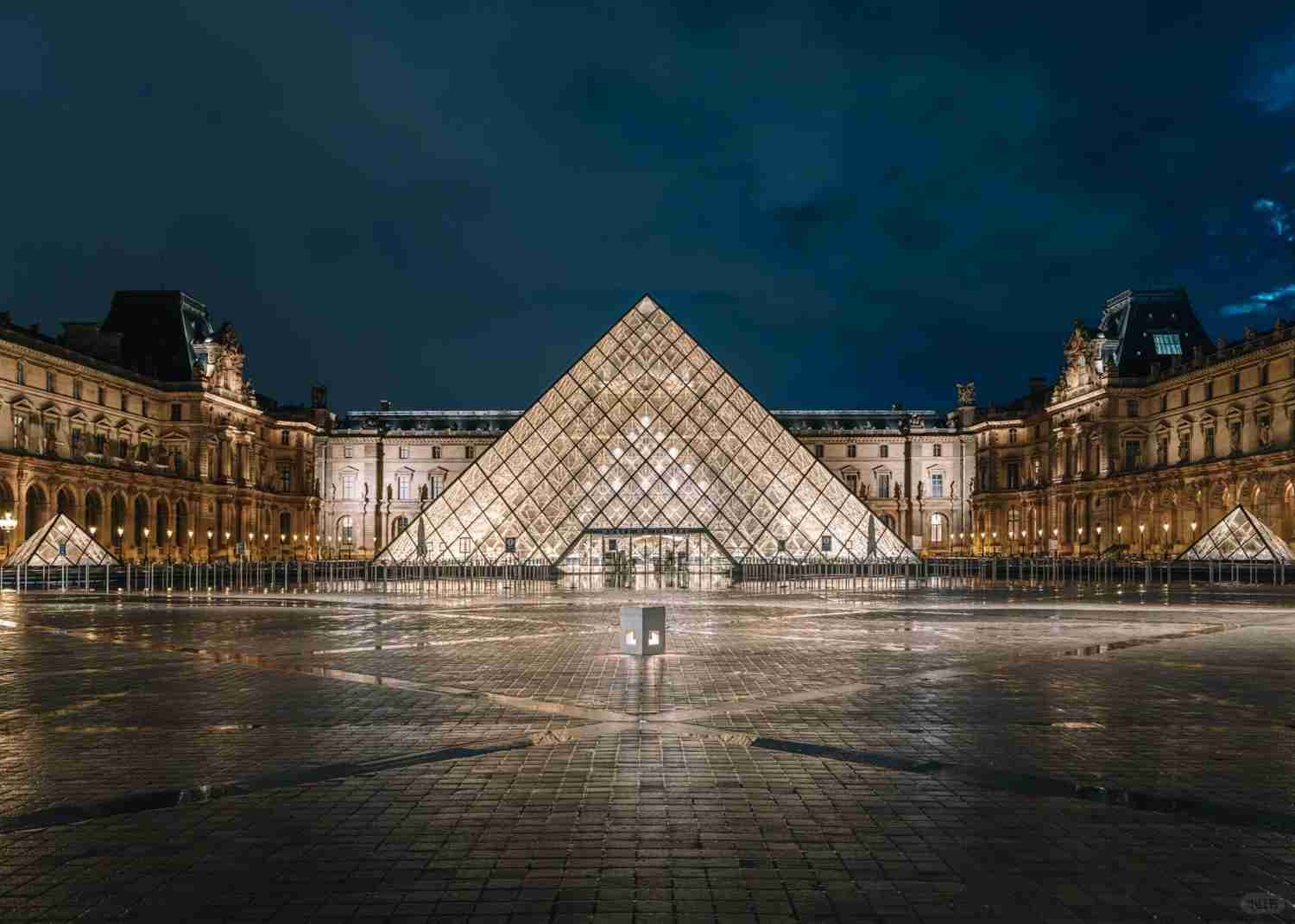 Prenez des photos nocturnes impressionnantes du Louvre : guide expert pour votre voyage à Paris