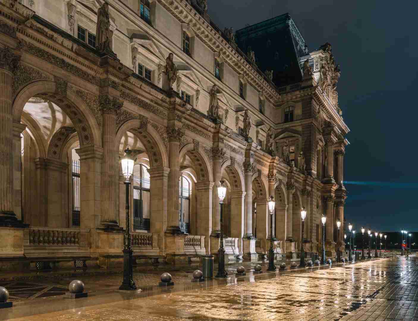 Prenez des photos nocturnes impressionnantes du Louvre : guide expert pour votre voyage à Paris