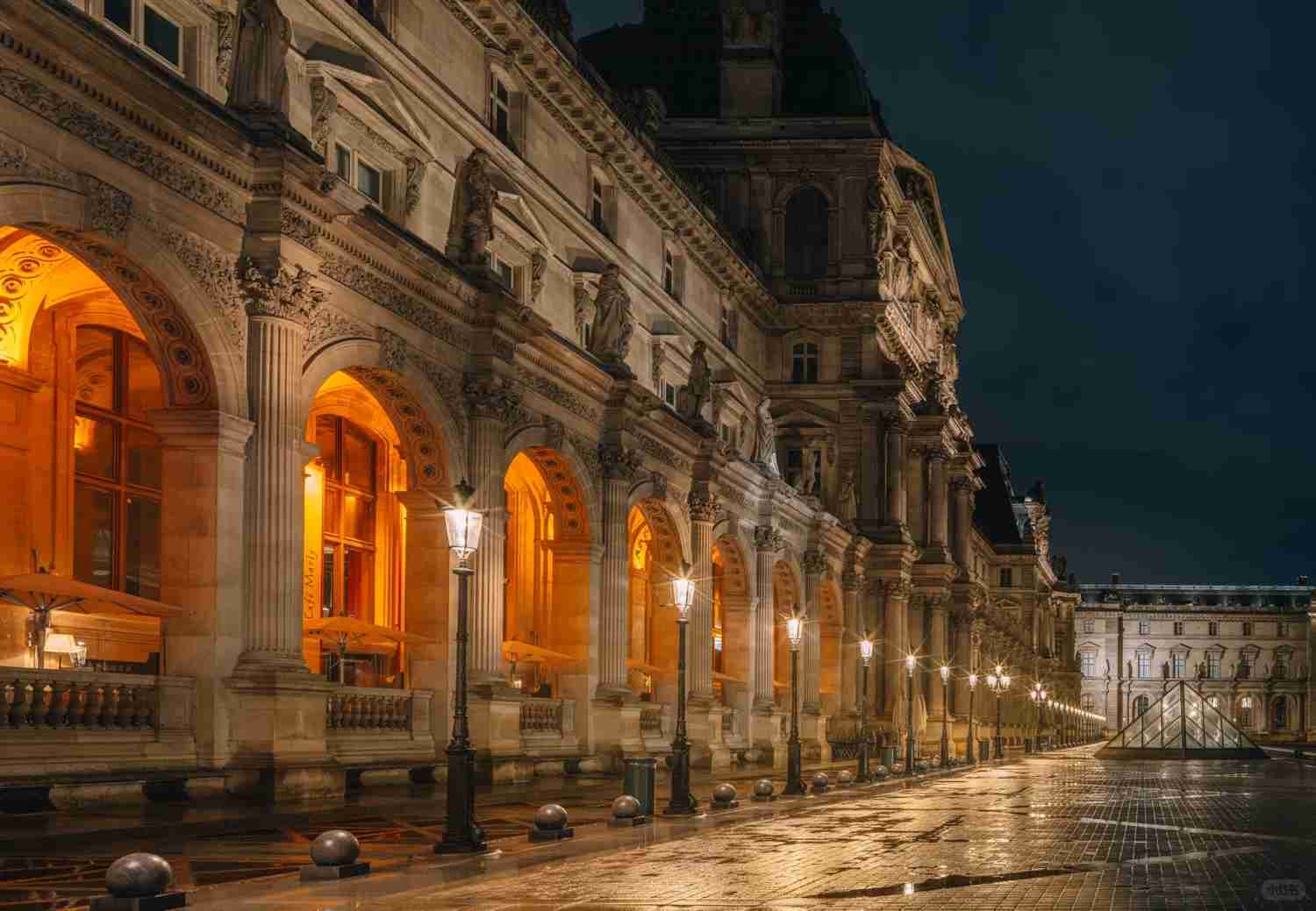 Prenez des photos nocturnes impressionnantes du Louvre : guide expert pour votre voyage à Paris