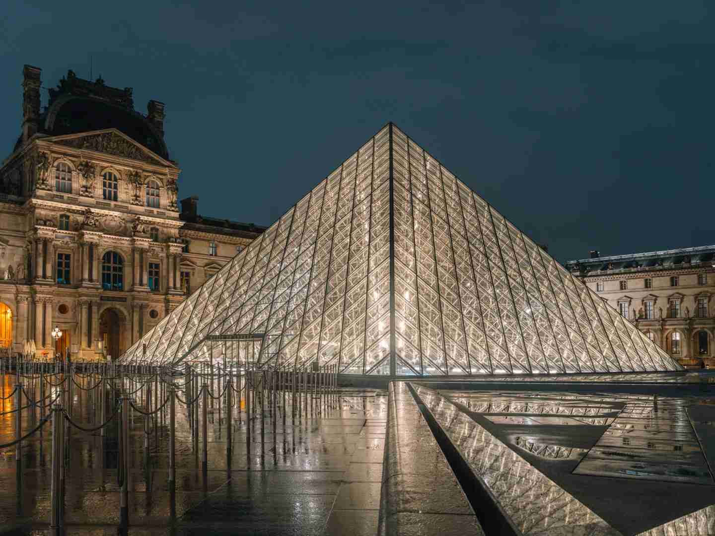 Prenez des photos nocturnes impressionnantes du Louvre : guide expert pour votre voyage à Paris