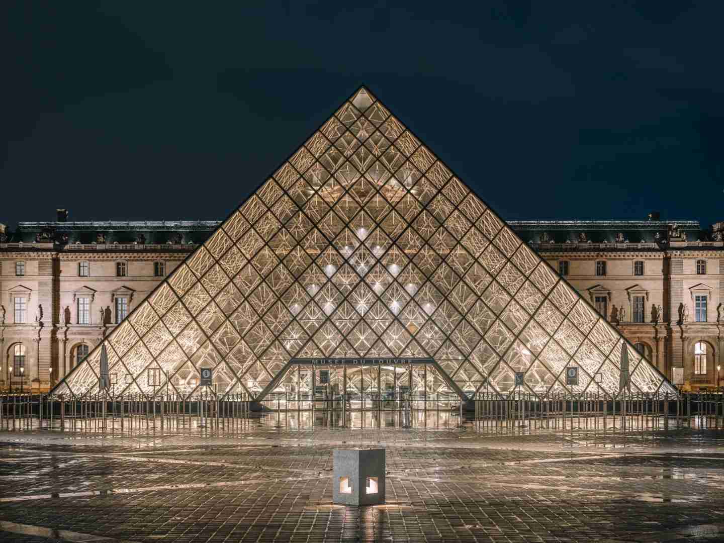 Prenez des photos nocturnes impressionnantes du Louvre : guide expert pour votre voyage à Paris