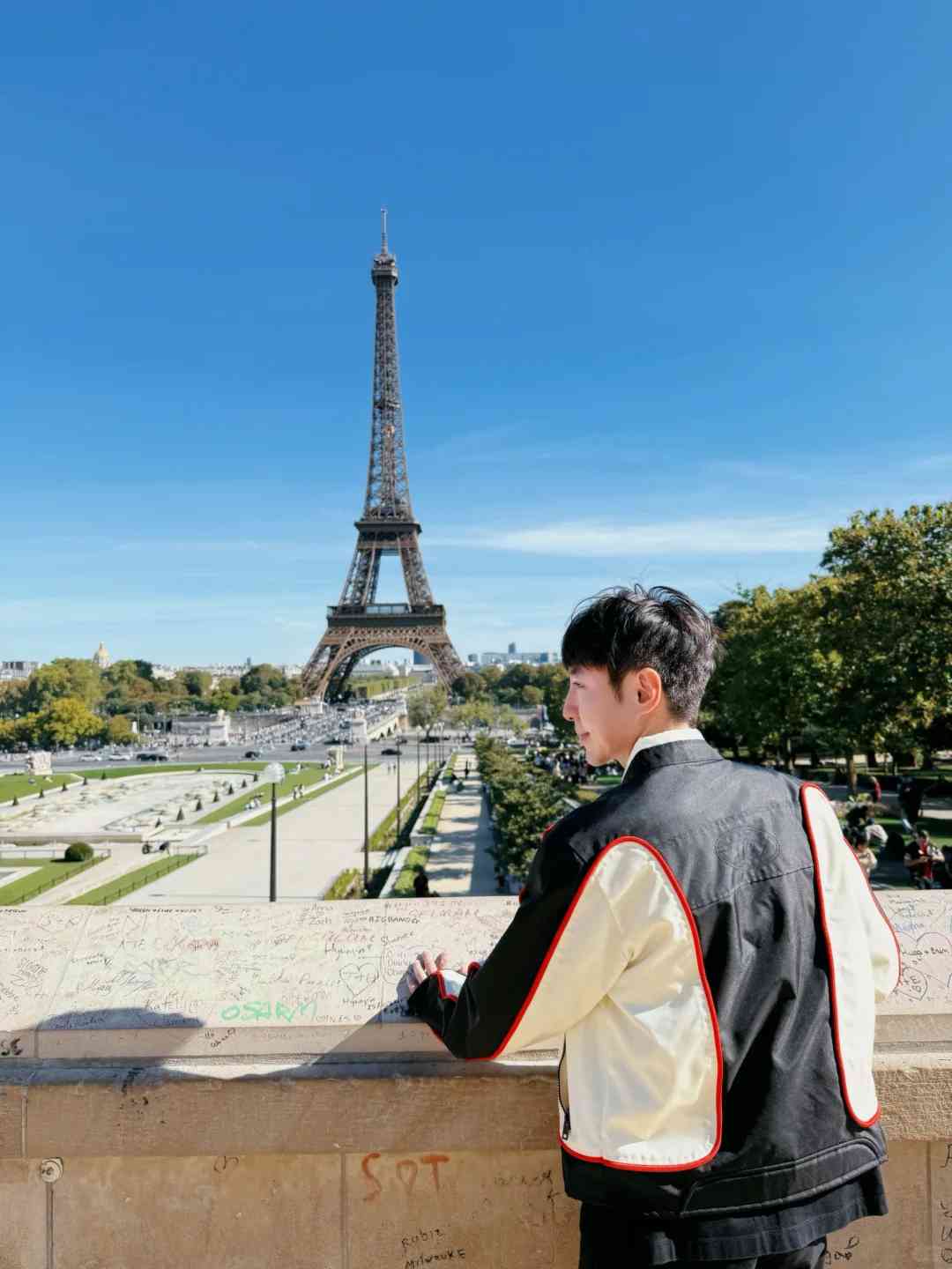 Découvrez des endroits cachés pour prendre des photos du Tour Eiffel et de l'Arc de Triomphe à Paris : un guide pour photographes