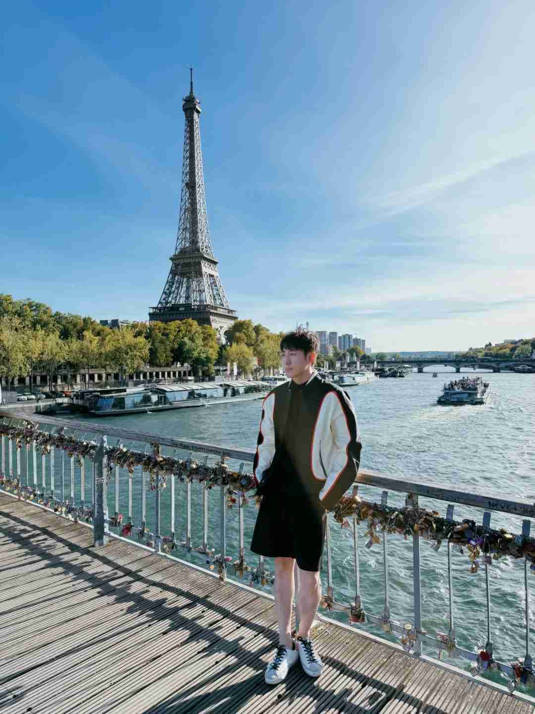 Discover Hidden Photo Spots for the Eiffel Tower and Arc de Triomphe in Paris: A Photographer's Guide