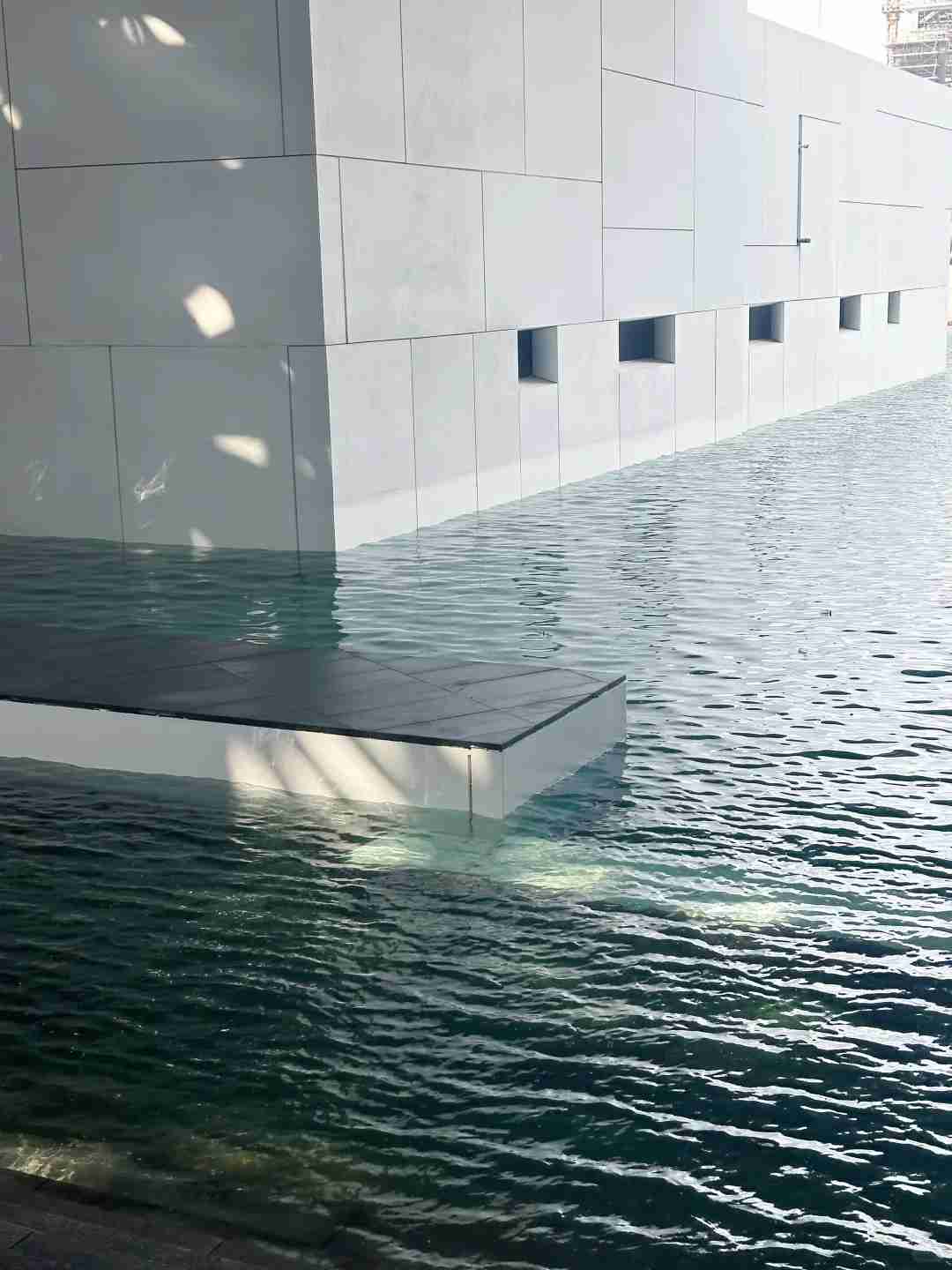 Découvrez le Louvre Abu Dhabi : un guide complet sur l'art, les expositions et conseils pour les visiteurs aux Émirats Arabes Unis