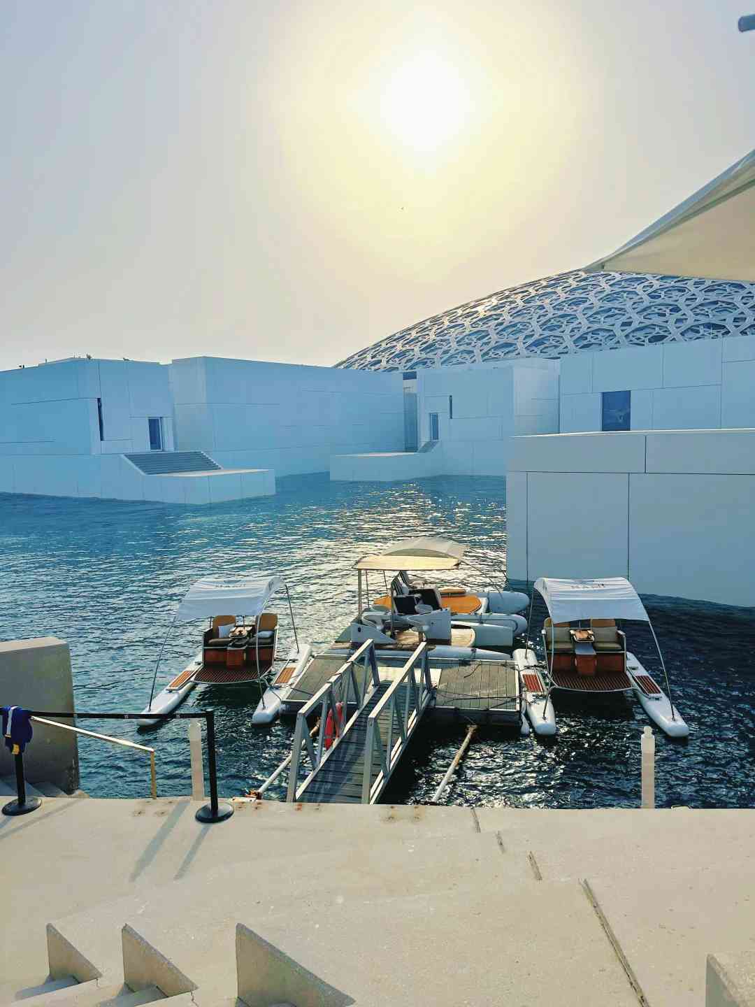 Découvrez le Louvre Abu Dhabi : un guide complet sur l'art, les expositions et conseils pour les visiteurs aux Émirats Arabes Unis