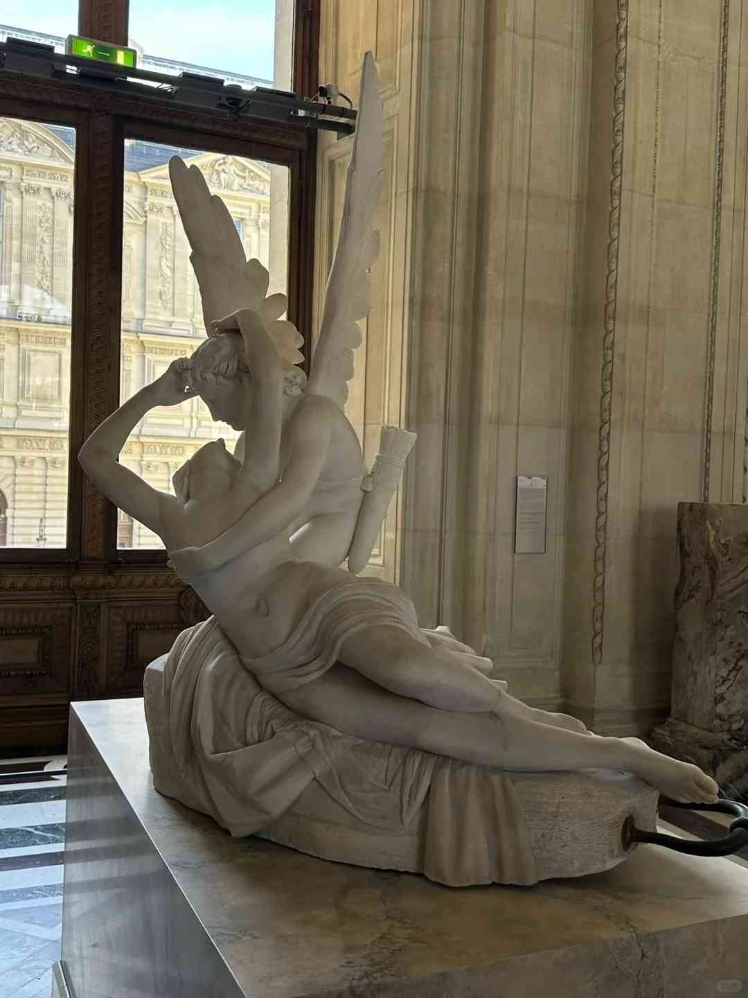 Découvrez le moyen idéal pour explorer les musées de Paris : profitez de l'art avec un guide touristique musical